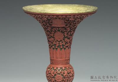 图片[2]-Gu-shaped carved red lacquer vase with decor of lotus scrolls and the Eight Treasures, Qing dynasty, Qianlong reign (1736-1795)-China Archive